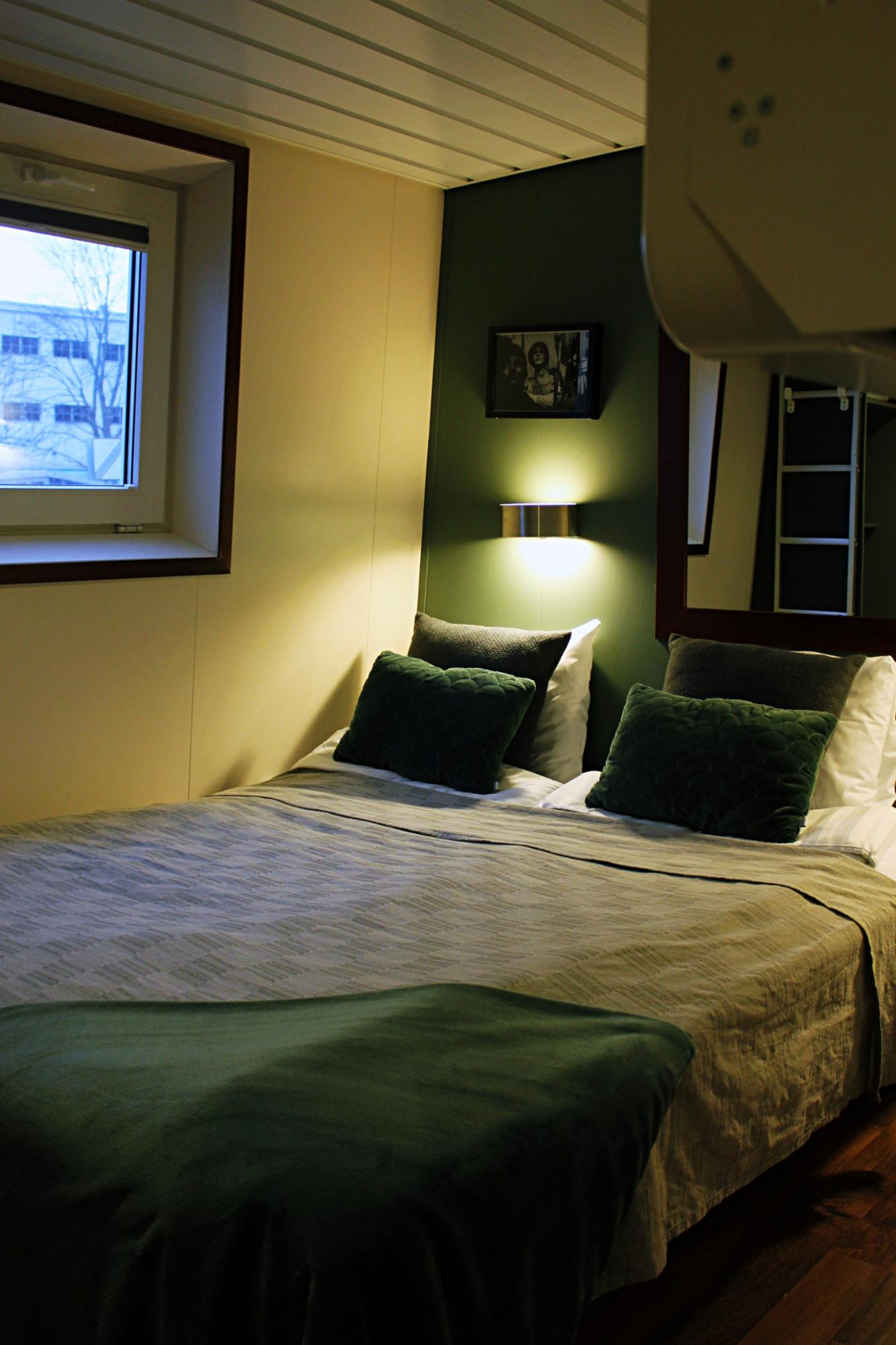double bed room from the mid floor
